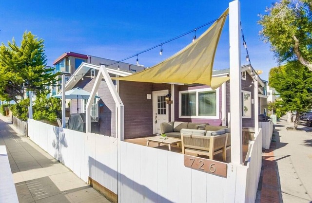 Cute 2 Bedroom Cottage with Large Patio Just Steps Away from the Ocean