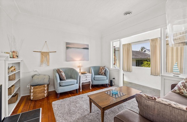 Cute 2 bedroom house in quiet neighbourhood