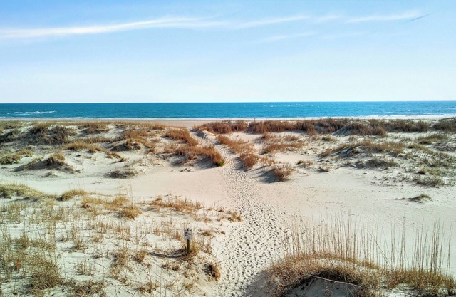 Cute 3 Bedroom 1/2 Duplex with Top Deck Views at the Point