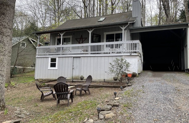 Cute and cozy cabin in the heart of Maggie Valley.