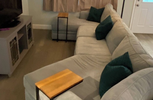 Cute and stylish 3bdrm 2 bath home ,15-18 minutes to the beach.