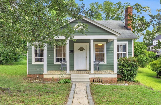 Cute Bungalow near Downtown, sleeps 6