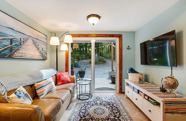 Cute cabin in gorgeous setting near the beach with firepit, WiFi, & private w/d