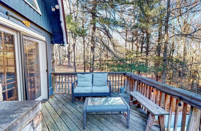 Cute cabin with private hot tub, lake/beach access, firepit, & outdoor area