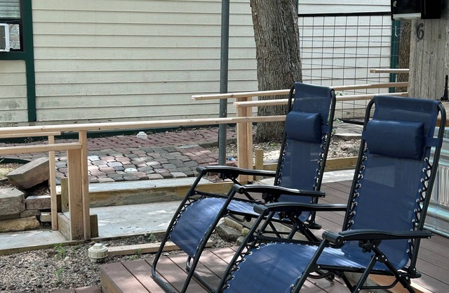 Cute Casita . near river tubing. room service. dog friendly. quiet area