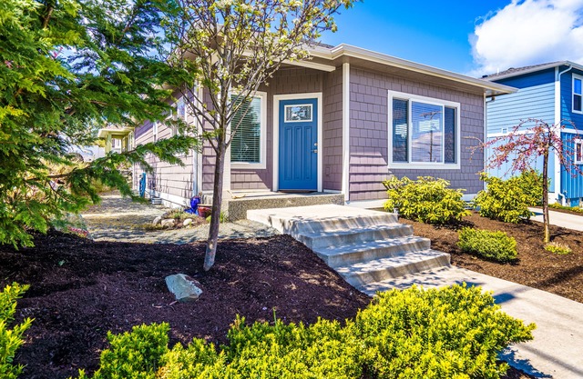 Cute cottage, close to everything Anacortes has to offer. Discounts available
