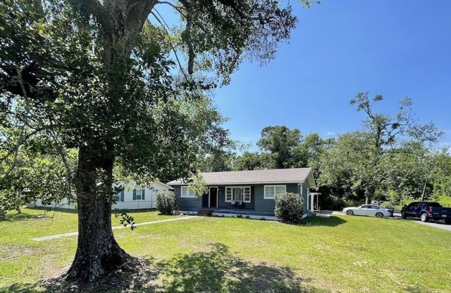 Cute Cottage near beach sleeps 6
