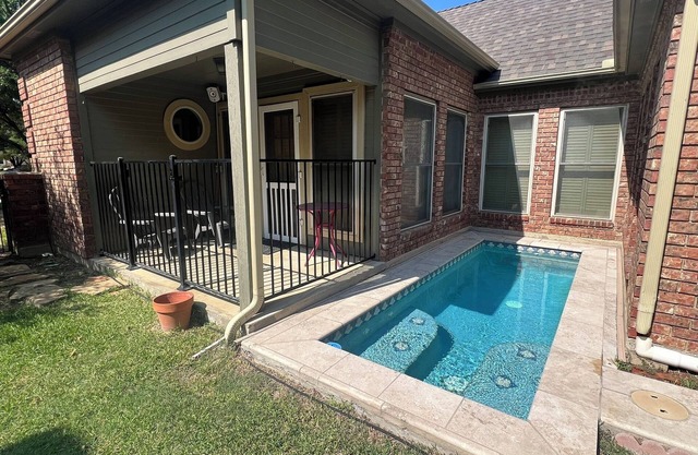 Cute cozy cottage with in-ground lap pool! Enjoy the summer in the back yard!