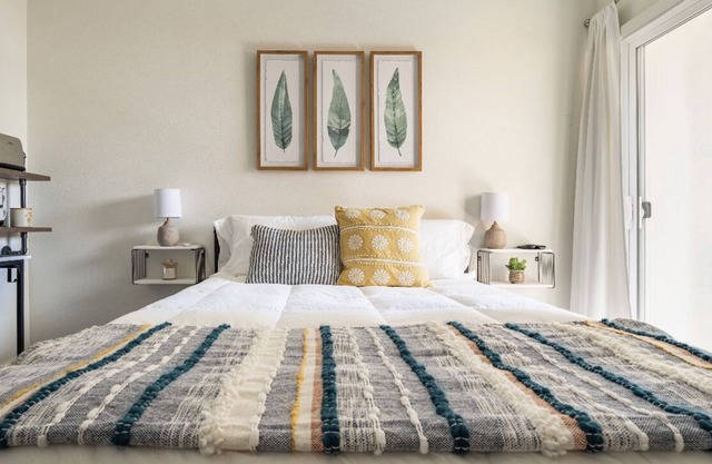 Cute/Cozy Private Suite In South Seattle! Light Rail Convenient!
