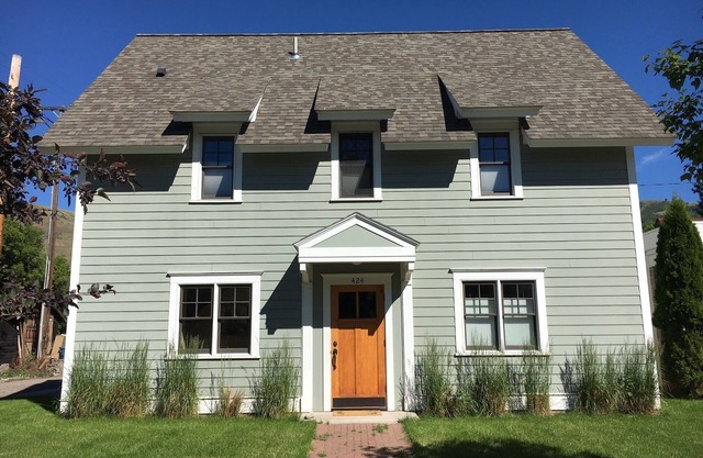 Cute Downtown Apartment, Walk to University, Shops & More!