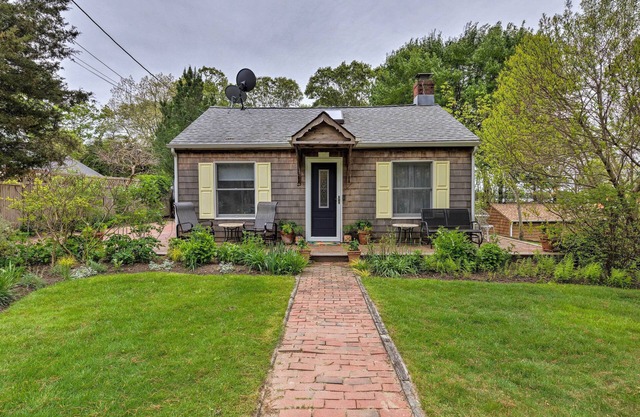 Cute East Hampton Cottage w/Patio - Walk to Beach