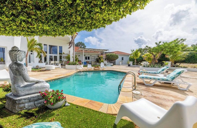 Cute Modern Studio|Pool|BBQ|Walk to Beaches & Golf