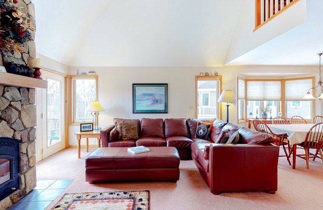 Cute townhome on the slopes with trail access, deck, hot tub & pool