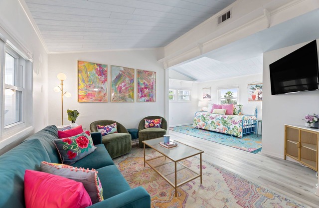Cute w/hot tub, tiki bar, walk to beach. Just added cowboy pool!