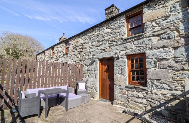 CWM YR AFON COTTAGE, pet friendly, with open fire in Llanbedr
