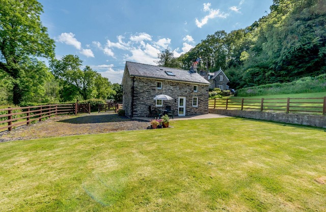 CWMDU COTTAGE, character holiday cottage in Newcastle Emlyn