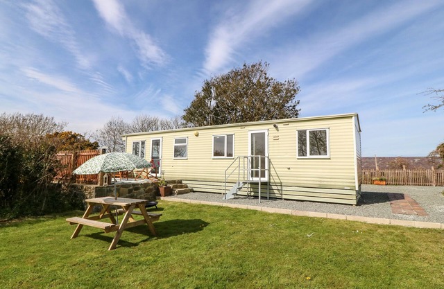 CWRT Y CEFFYL, pet friendly, with a garden in Dinas
