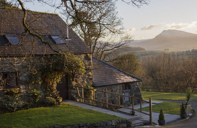 CYFFDY COTTAGE - TEGID, pet friendly, with open fire in Parc