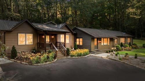 Dahlia House, 3 BDRM Walk To Town