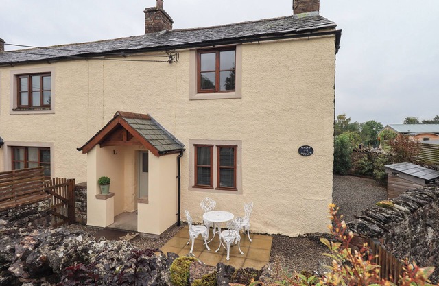 DAIRY COTTAGE, family friendly, character holiday cottage in Newby