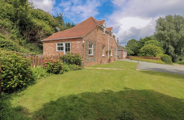 DAIRY COTTAGE, pet friendly, with a garden in Caister-On-Sea