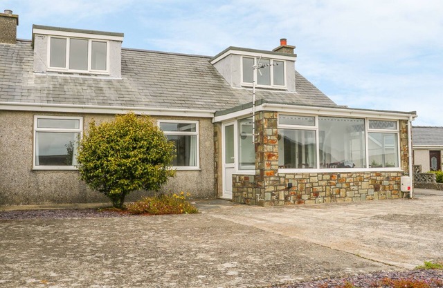 DALAR DEG, family friendly, with a garden in Aberdaron