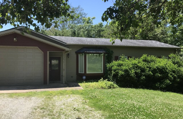 Dale Hollow Lake Adorable 2 bed 1.5 bath, hot tub,1 mi from Cove Creek boat ramp