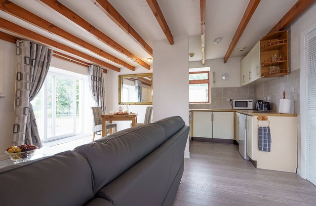 Dalgarnock cottage sleeps 2 with own hot tub