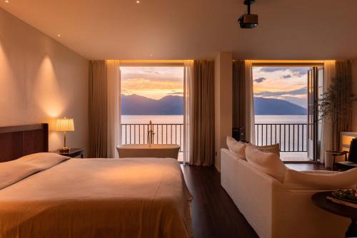 Dali Mountain and Lake View Hotel