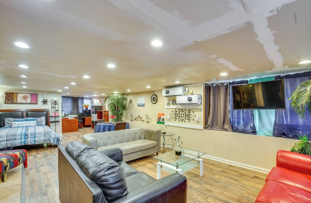 Dallas Studio w/Home Office - 4 Mi to Fair Park!