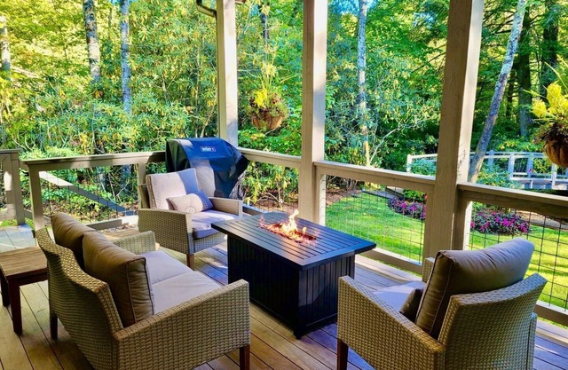 Dancing Bear Walk to Town: Spacious 3BR home in Highlands with wooded views.