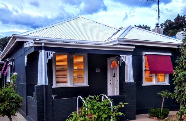 Darcy's Cottage with Free Wi-Fi and Netflix