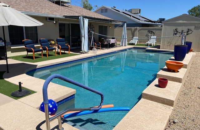 Dave's Sunshine Getaway for 2 or 3/Private with free heated Pool