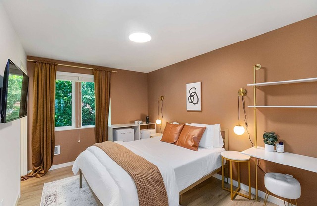 Dave's Sweet Suite - 84 Walkscore!