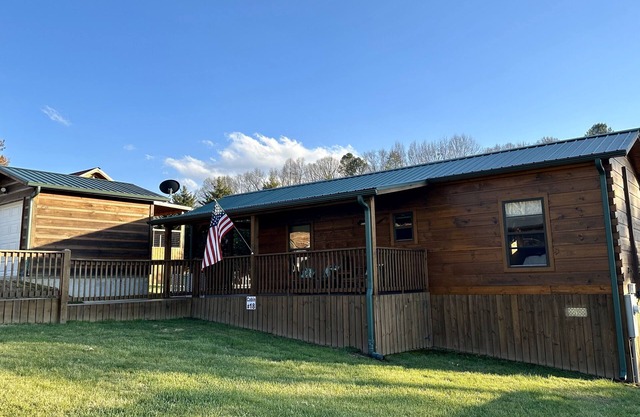 Dawson's Den at Copperhead Lodge, Hot Tub, 99.00 nightly thru 5/21