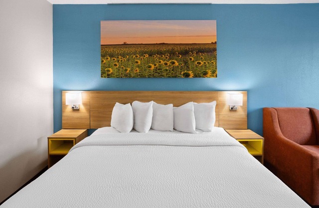 Days Inn & Suites by Wyndham Northwest Indianapolis