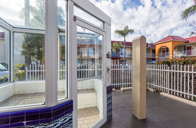 Days Inn & Suites by Wyndham Port Richey