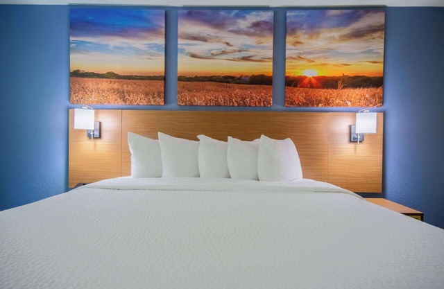 Days Inn & Suites by Wyndham Waterloo