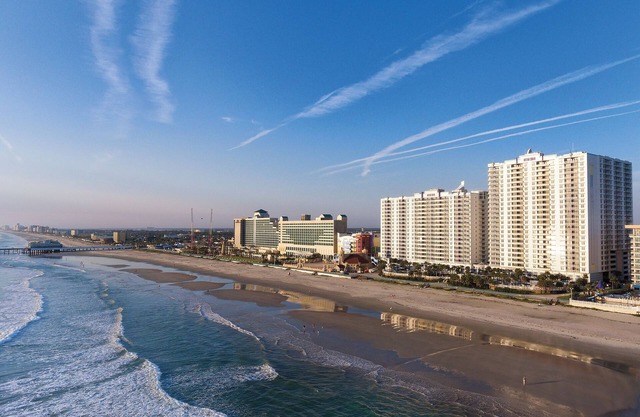 Daytona Beach, FL: 3 Bedroom Condo w/Beach, Resort Pools, WiFi & More!