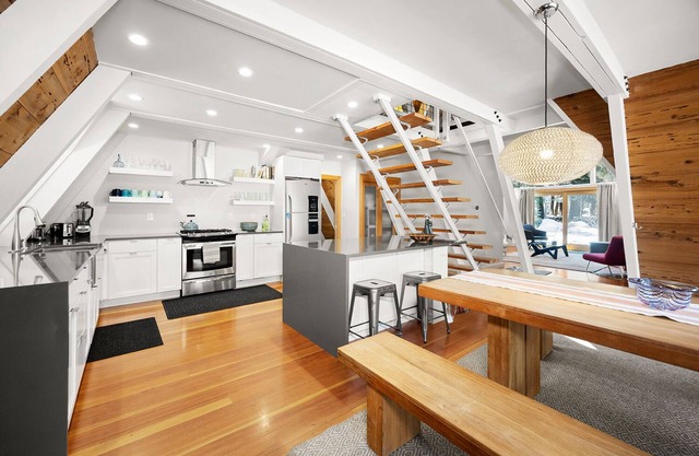 Dazzling Chalet Tahoe West Shore 3bd 2.5ba 2100sf by Lake, Marina, Restaurants