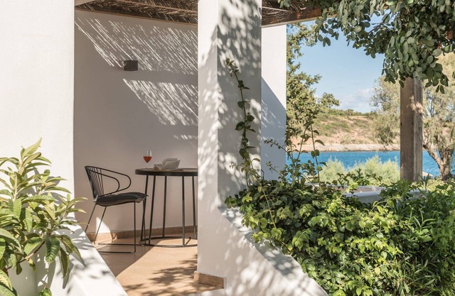 Dazzling Crete Hotel | Deluxe Bungalow | Modern Furnishing | Stunning Sea.