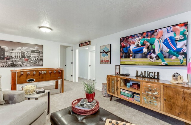 Deals! - Hot Tub - Close to SKI Resorts, Foosball, BBQ, Discount Ski Rentals!