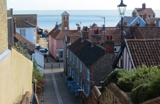 Deceptively spacious cottage close to beach in heart of Aldeburgh