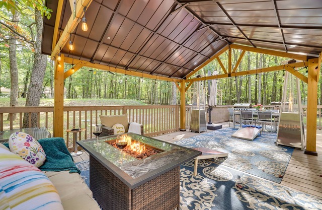 Deck & Fire Pits: Immaculate Poconos Lodge!