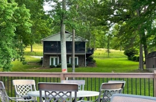 Decorated for the holidays, 4 kayaks, Wifi, Pool table, Firepit, popcorn machine