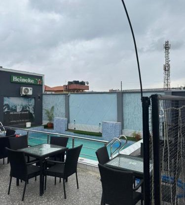 Dee Rocket Hotel & Lounge
