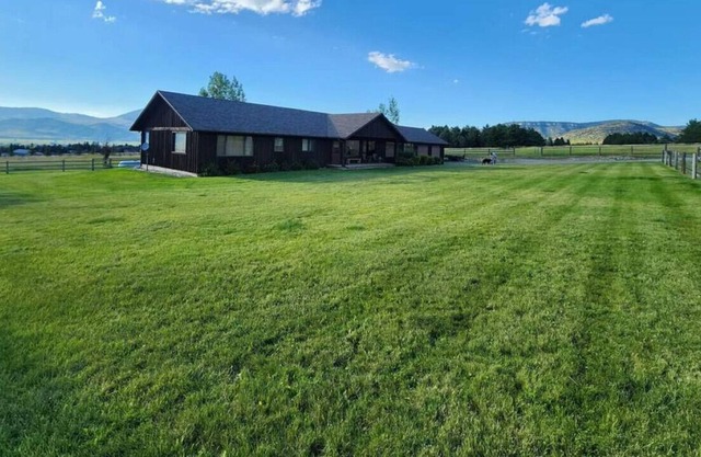 Deep Creek Bench · Luxury Vacation Home, views and wildlife!