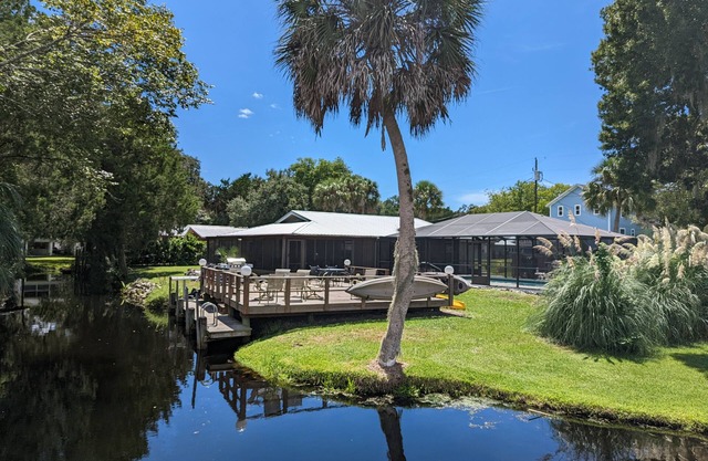 Deep Water Retreat, Dock, Heated Pool, Kayaks, Bikes, Close to all Hotspots!