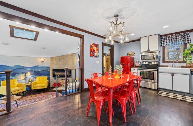 Deer Bluff Cottage, retro, hot tub, arcade, near AVL/Chimney Rock/Black Mtn