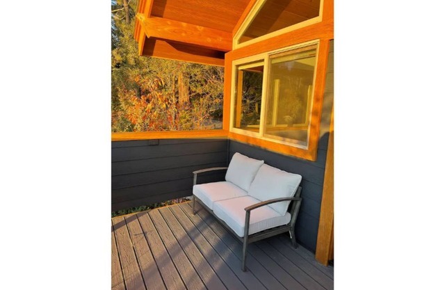 Deer Haven Private Cottage with deck